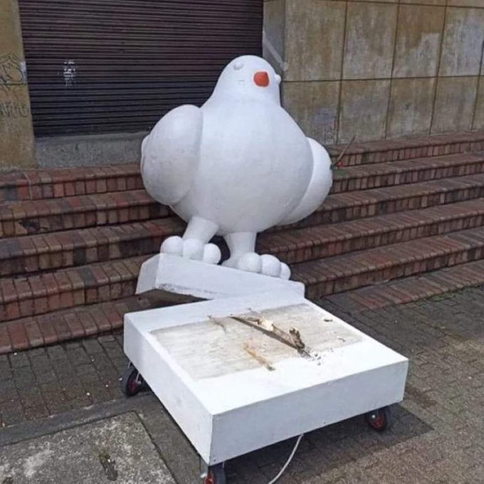 Los uribistas de primera linea geriátrica de Medellín destruyeron una réplica de la paloma de la paz hecha por el más grande artista paisa, Fernando Botero.

Así o más ignorantes.