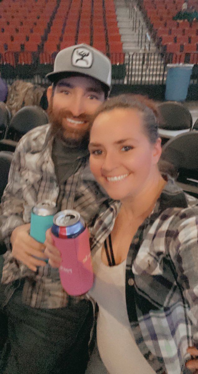 sierraeldridge's tweet photo. #BSLincoln #blakeshelton #honkytonk https://t.co/Jg1AIcKrF4