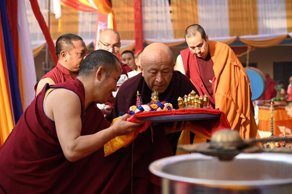 Anteayer por la mañana en India, se ha realizando la cremación del cuerpo de Su Eminencia Luding Khenchen Rinpoche. En una bella ceremonia en la que han participado los grandes maestros de la Tradición Sakya y Ngor.

#FundaciónSakyaTwitter🪷 #sakyapa🙏