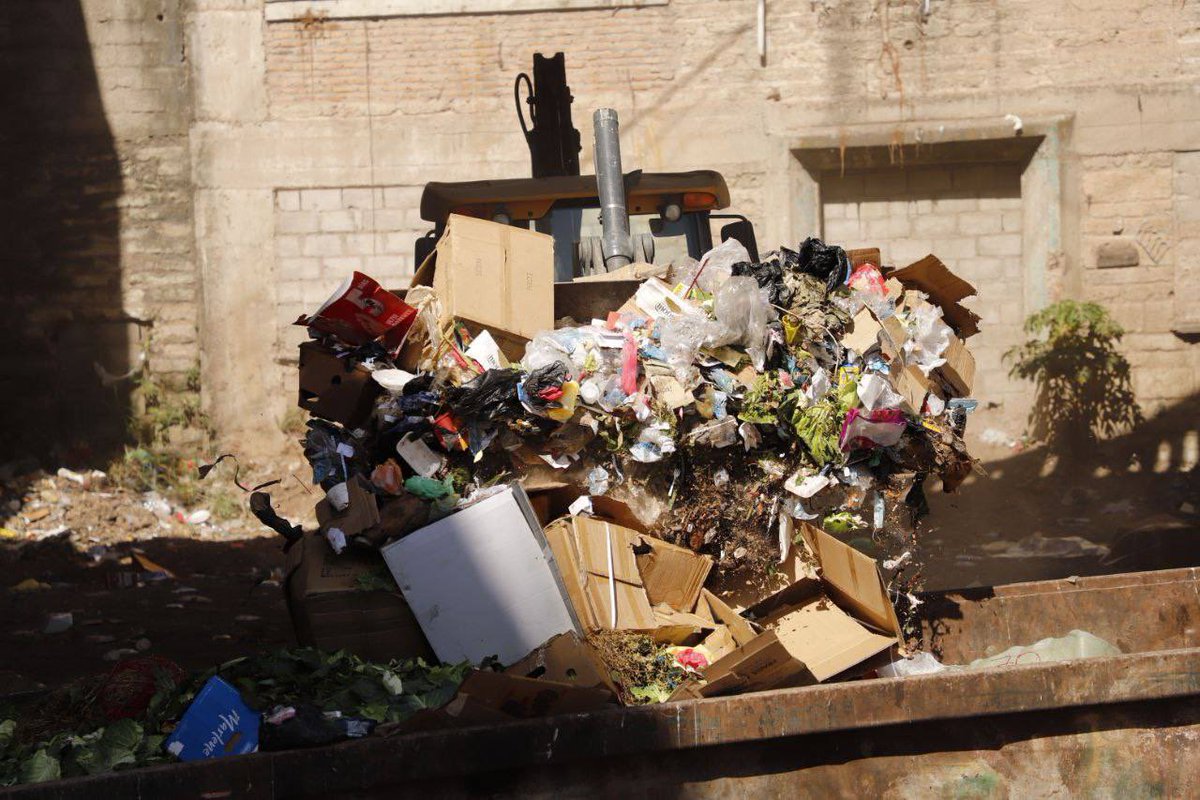 AlcaldiaDCHN's tweet photo. Más allá de barrer y recoger la basura, una ciudad limpia y saludable depende del manejo y disposición final de los residuos sólidos.

En la ciudad se produce aproximadamente 900 toneladas de basura al día. Trabajamos para que la eliminación de residuos sólidos sea sostenible👇 https://t.co/kK6lhhcTW1