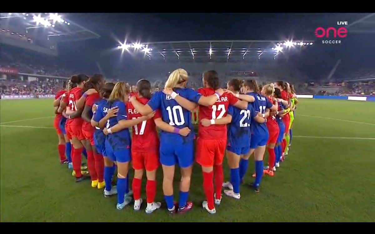 A moment of solidarity between USA and #CANWNT as they join arms at the centre circle to show their support and fight towards gender equality. 

Touching moment. Bringing smiles to the faces of Adriana Leon and Janine Beckie.

#WeWANTChange #SheBelievesCup #CANvsUSA