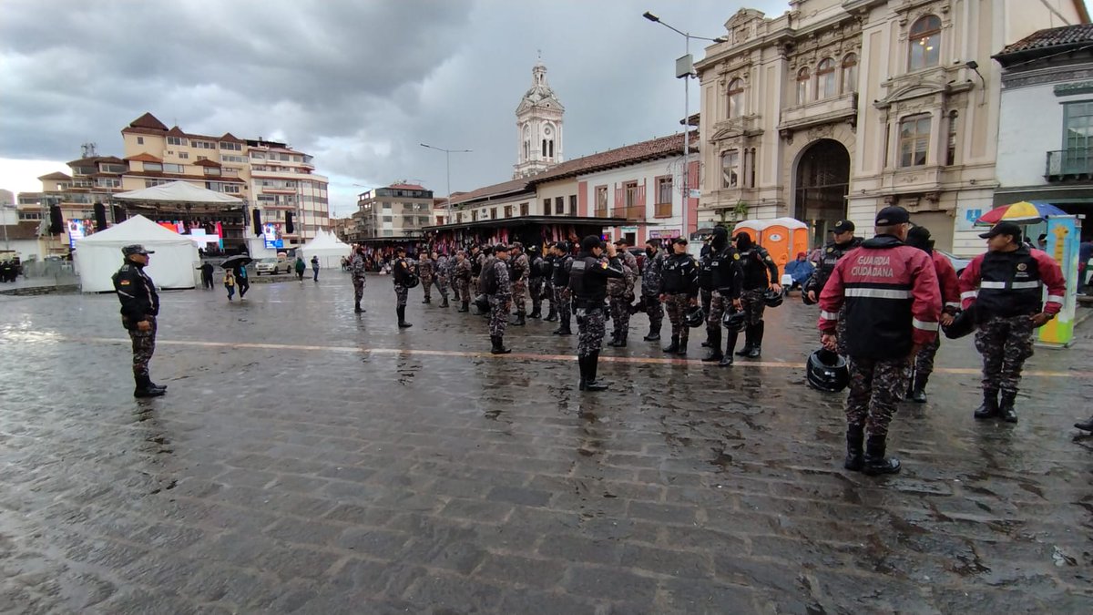 GuardiaCuenca's tweet photo. #GuardiaCiudadana, como parte del #EOICuenca, realiza operativos de control de venta y consumo de bebidas alcohólicas en los alrededores de la Plaza de San Francisco, lugar donde se desarrolla el tradicional #JuevesDeCompadres2023.

#OrdenControlSeguridad #Carnaval4Ríos https://t.co/wTCd6UBO3U
