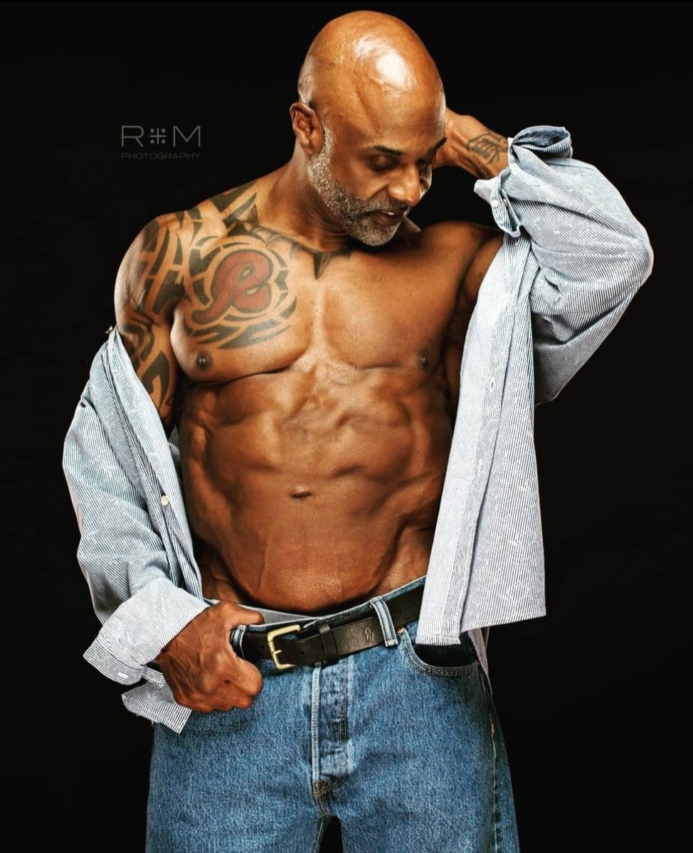 SkipRobinson1's tweet photo. How do you want it...?
#tbt Provided by another of my favorite images from @rplusmphoto 🐼📸💪🏾
#thestablemodels #fitnessmodel #findyourcover #covermodel #ifbb #veteran #ifbbpro #iflexforchex #abs #fitnessphotography #nationalchampion #npc #ink #inked #aesthetics https://t.co/yWJrWYFf4W