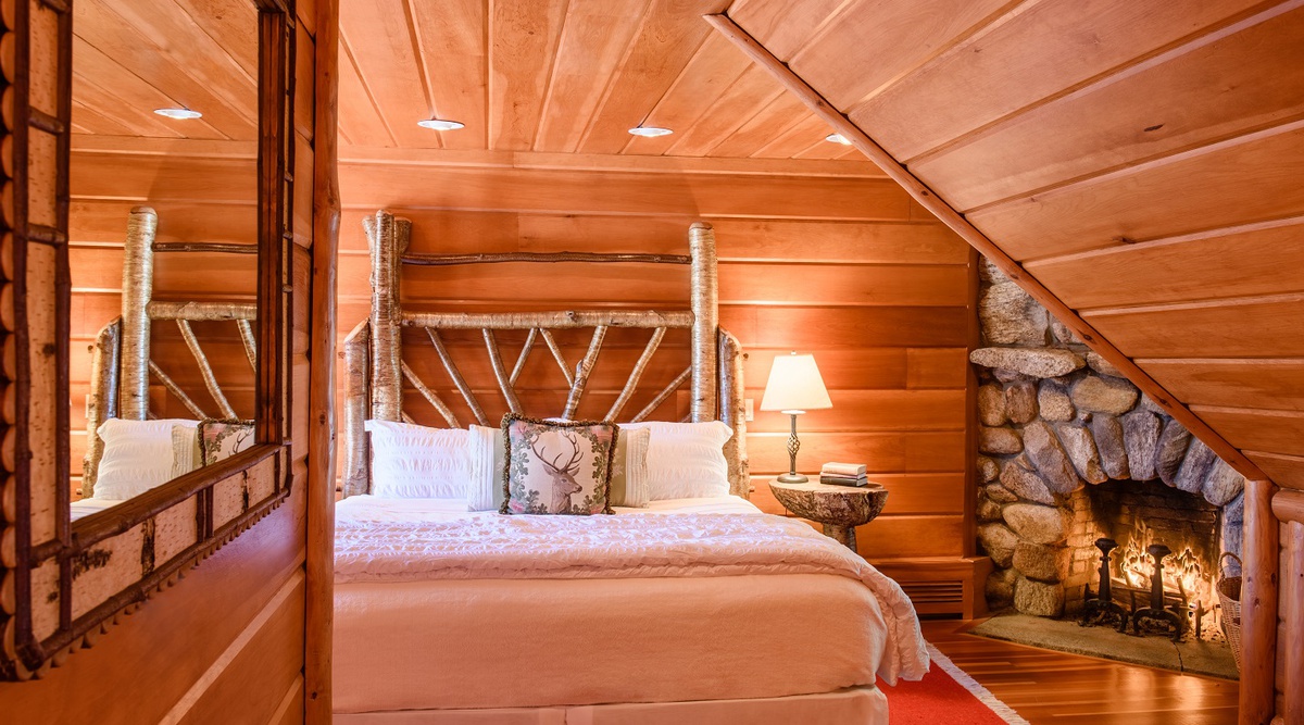 LakeKora's tweet photo. Cozy bedrooms & Adirondack-style nooks with roaring fires in original stone fireplaces are found throughout our Great Camp. Perfect. #luxurytravel #travel #adirondacks #jetset #familytravel #multigenerationaltravel #iloveny #privatetravel #adk #upstateny #adirondackstyle #private https://t.co/H9J1UBP2un