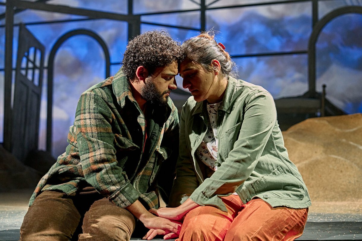 @NottmPlayhouse #BeekeeperOfAleppo @stephsirr #AdamPenford @whatsonnotts @nottm_events @hothousenttm @syladg An incredibly emotive subject delivered by a true ensemble cast. One to make you think about the world around you. #BeKindToEachOther kevcastletheatrereviews.blogspot.com/2023/02/the-be…