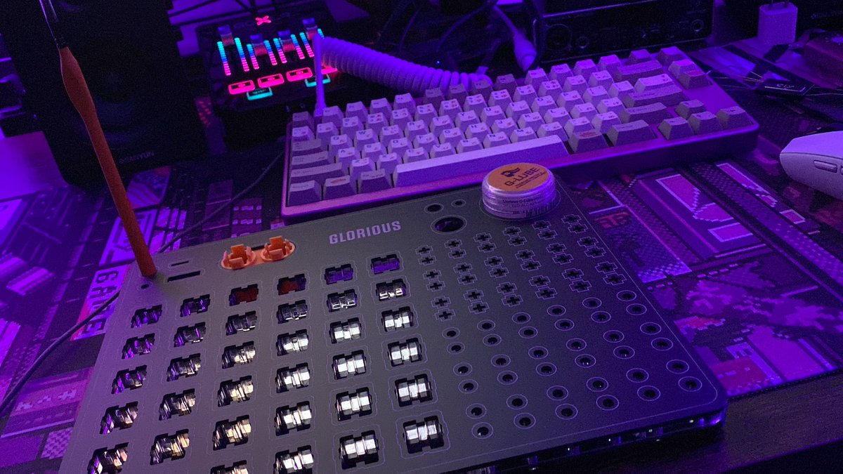 BPhoenix49's tweet photo. Building a new keyboard live on stream! If you wanna vibe with me and see what’s up here’s the link peeps! https://t.co/wQss2gd4rq https://t.co/lSjQBi2VWw
