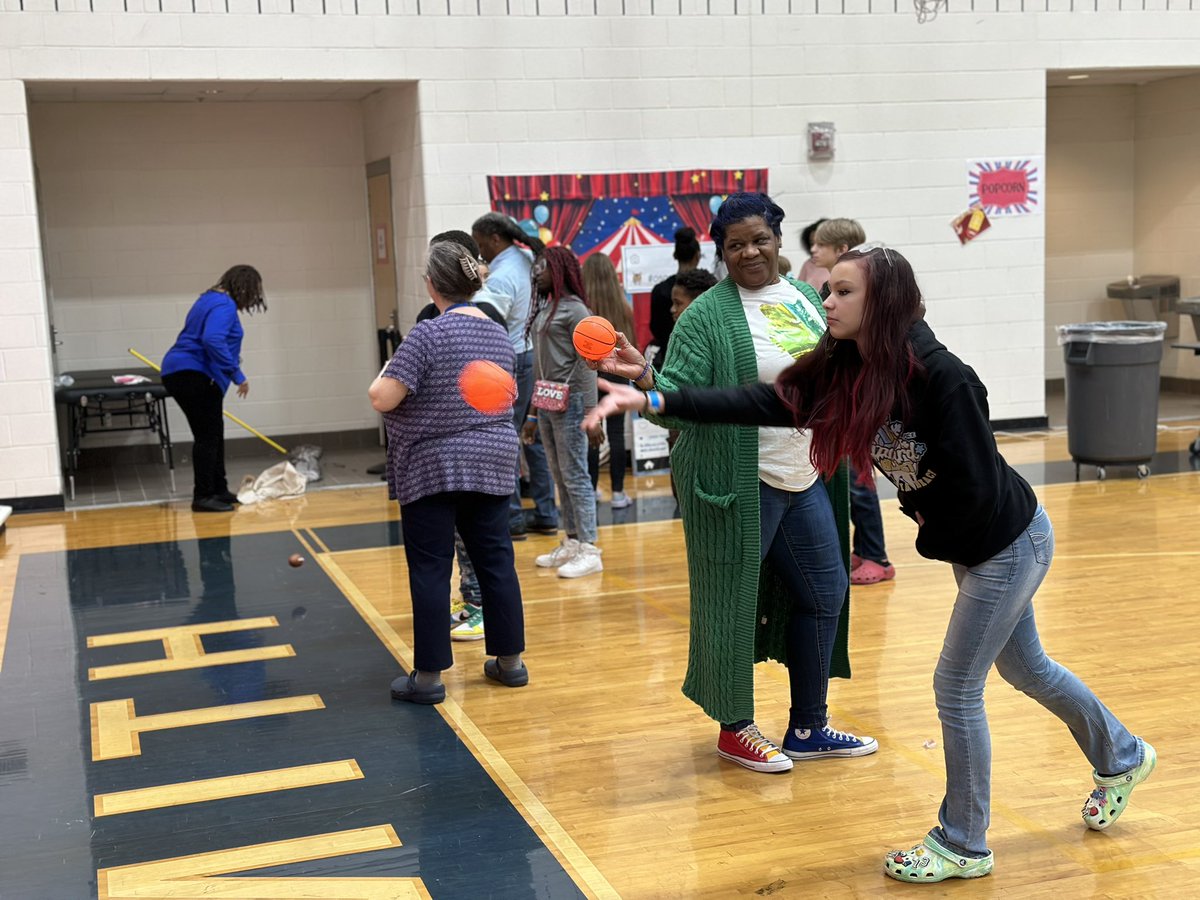 LauraKole21's tweet photo. So much fun at the @OscarSmithMS PBIS Carnival! We celebrated out students with 0 referrals and had some of Ms. Barnes’ DELICIOUS popcorn. A win win! https://t.co/l4GL8Qcui5