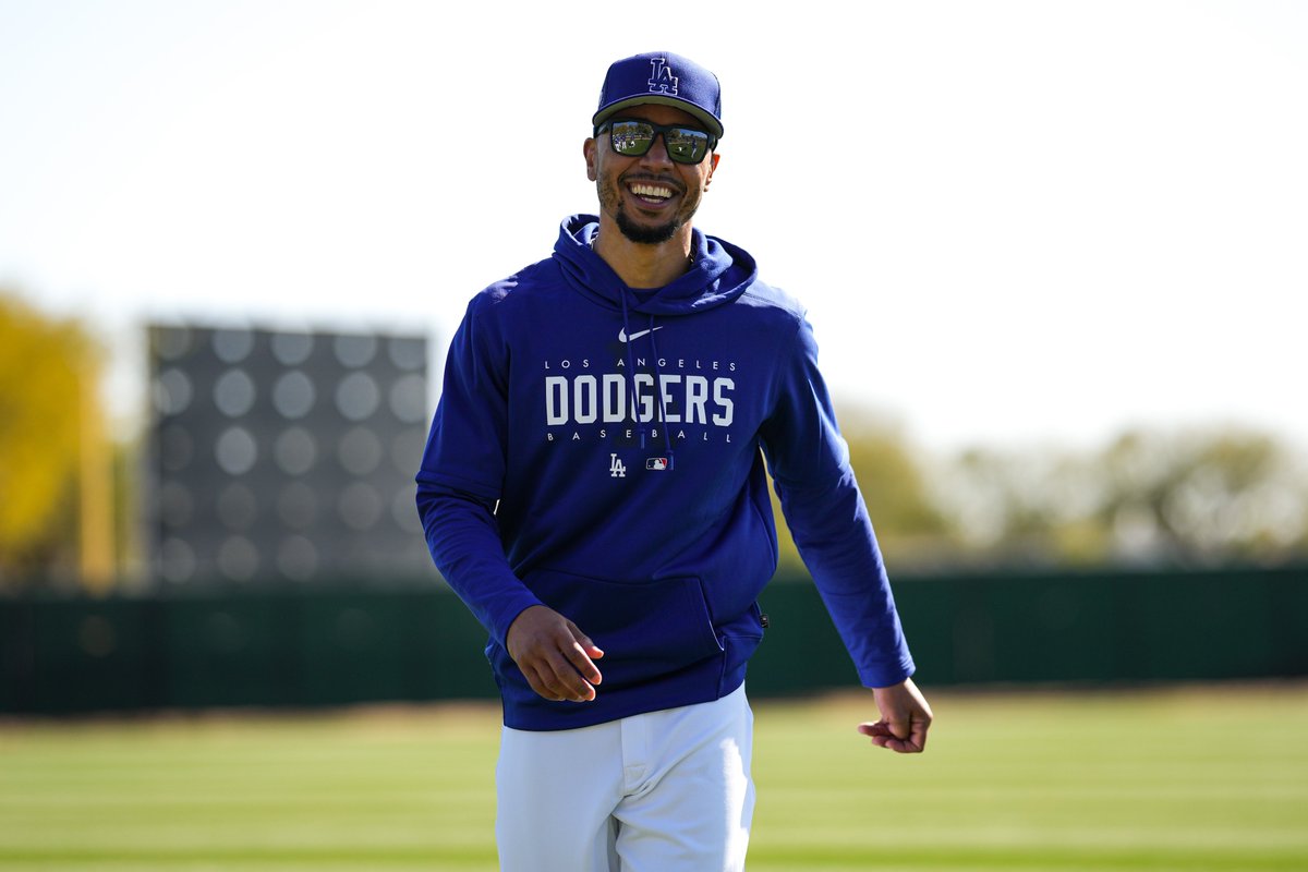 MLB's tweet photo. Smile.

Baseball is back. 😎 https://t.co/XfLwWvX2LZ
