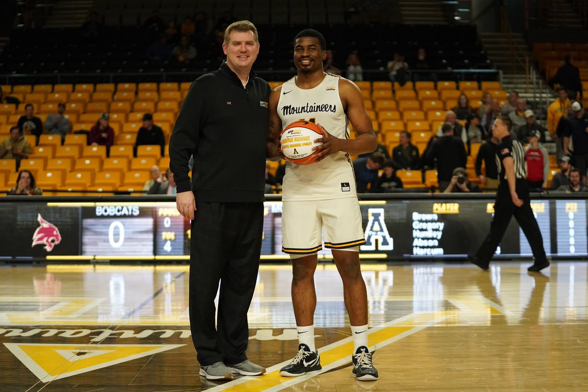 Special congrats to Donovan Gregory on earning 1,000 career points!

#TakeTheStairs