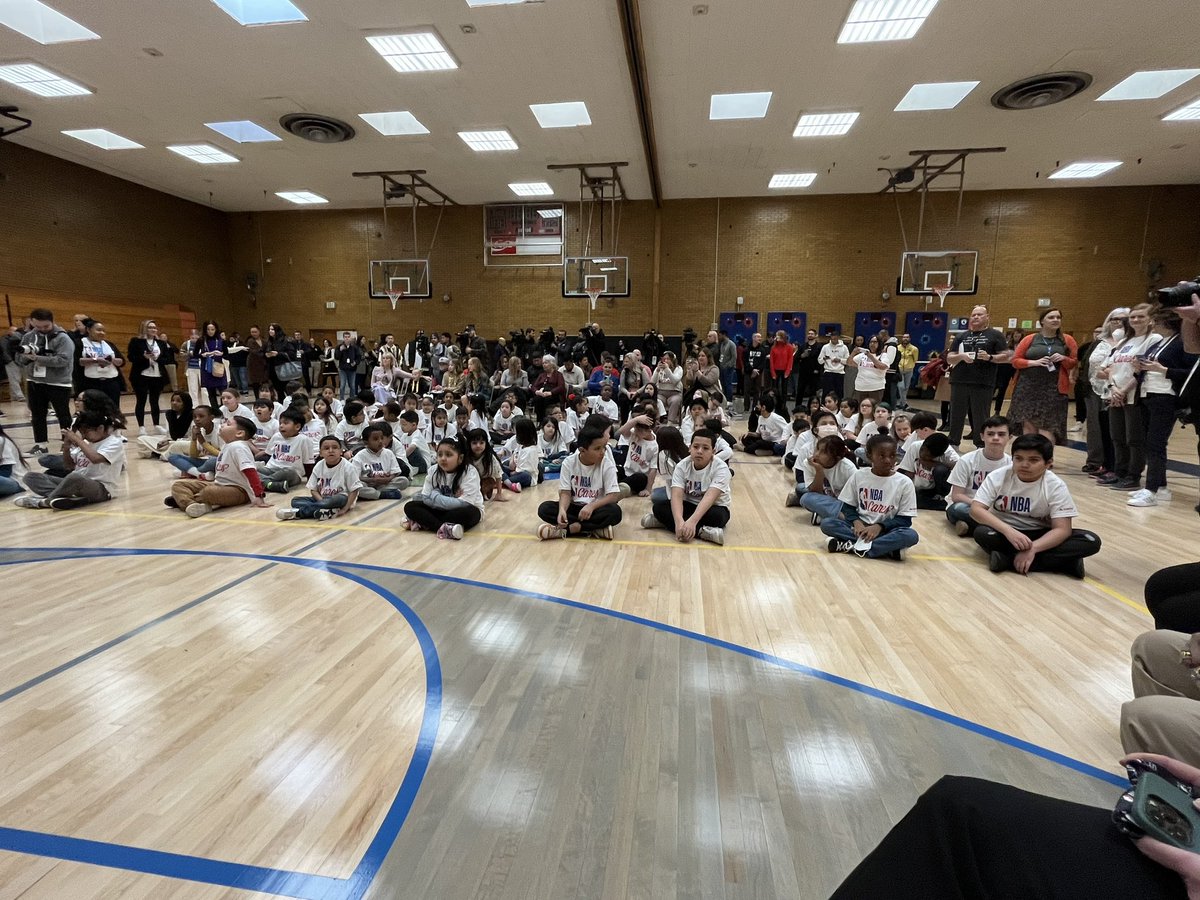 Honored to participate with <a href="/nbacares/">NBA Cares</a> and many others to give back to Lincoln Elementary. #NBAAllStar
