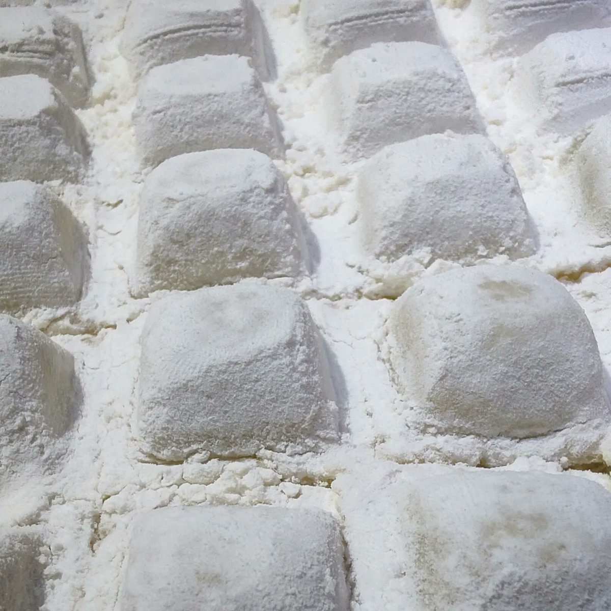 apologiadelonce's tweet photo. Haciendo diligencias por el barrio, pasé por un sitio encantador: un local en el que dos hombres  amasaban pastas con la ayuda de una vieja máquina. Afiches impresos y pegados sobre una pizarra doble hoja  anunciaban los gustos del día.
Decidí comprar. Me atendió una chica jovial https://t.co/m83Hzgp5FQ