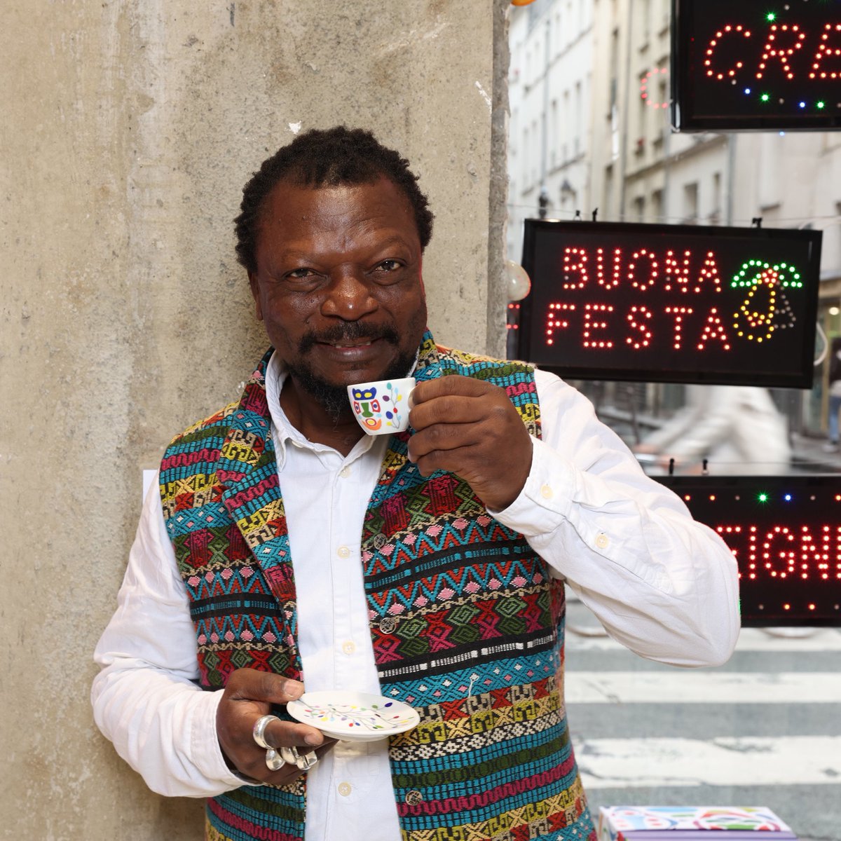 friezeofficial's tweet photo. Art and coffee, two words united in a cup
In the @illycaffe lounge you can discover the new illy Art Collection by Pascale Marthine Tayou, welcomed by the aroma of the unique illy blend
#LIVEHAPPilly #illyArtCollection #illyArtCollection30 #FriezeLA https://t.co/iX5qTTnyd2