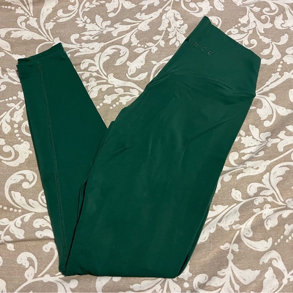 MelCuttler's tweet photo. So good I had to share! Check out all the items I'm loving on @Poshmarkapp #poshmark #fashion #style #shopmycloset #balanceathletica #nvgtn: https://t.co/GLBvIgQCBv https://t.co/seqEnidjDA