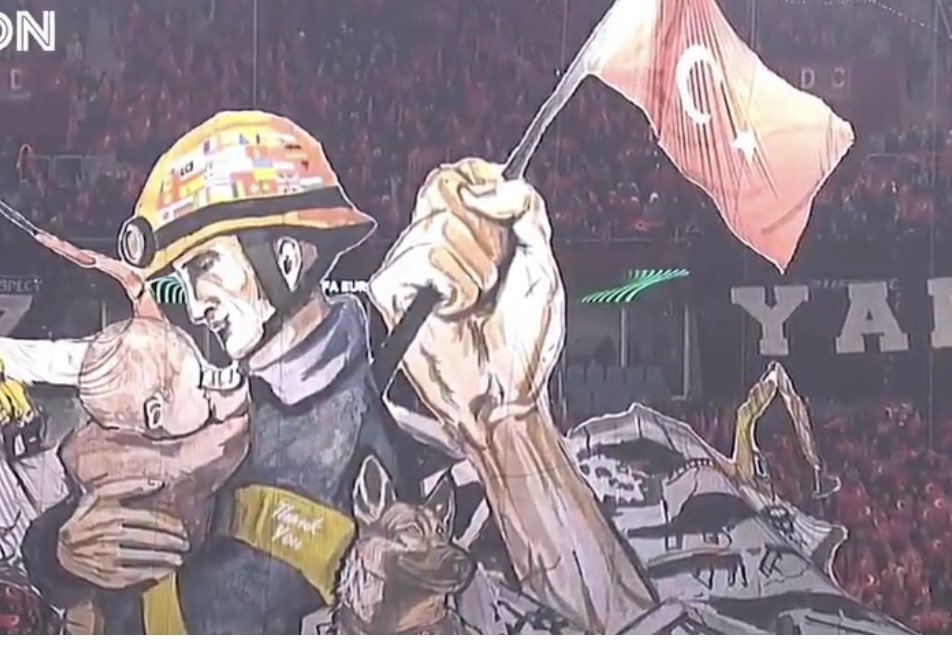 DavidFaitelson_'s tweet photo. Emotiva postal. El club turco Trabzonspor rindió homenaje a los héroes que han ayudado a las víctimas de los terremotos, entre ellos, el perro del Ejército Mexicano, Proteo QEPD… https://t.co/iu53lBI9Iw