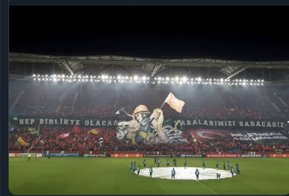 DavidFaitelson_'s tweet photo. Emotiva postal. El club turco Trabzonspor rindió homenaje a los héroes que han ayudado a las víctimas de los terremotos, entre ellos, el perro del Ejército Mexicano, Proteo QEPD… https://t.co/iu53lBI9Iw