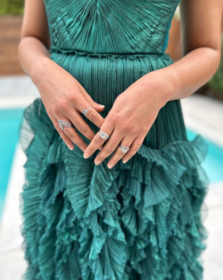 GabrielCoNY's tweet photo. Artist @AutumnRoweMusic rocking our diamond chevron ring

https://t.co/qExMoZF1zG

#diamondring #layeredring #chevronring #ringoftheday #widebandring #jewelrylover #finejewelry https://t.co/ekNYFH9i6J