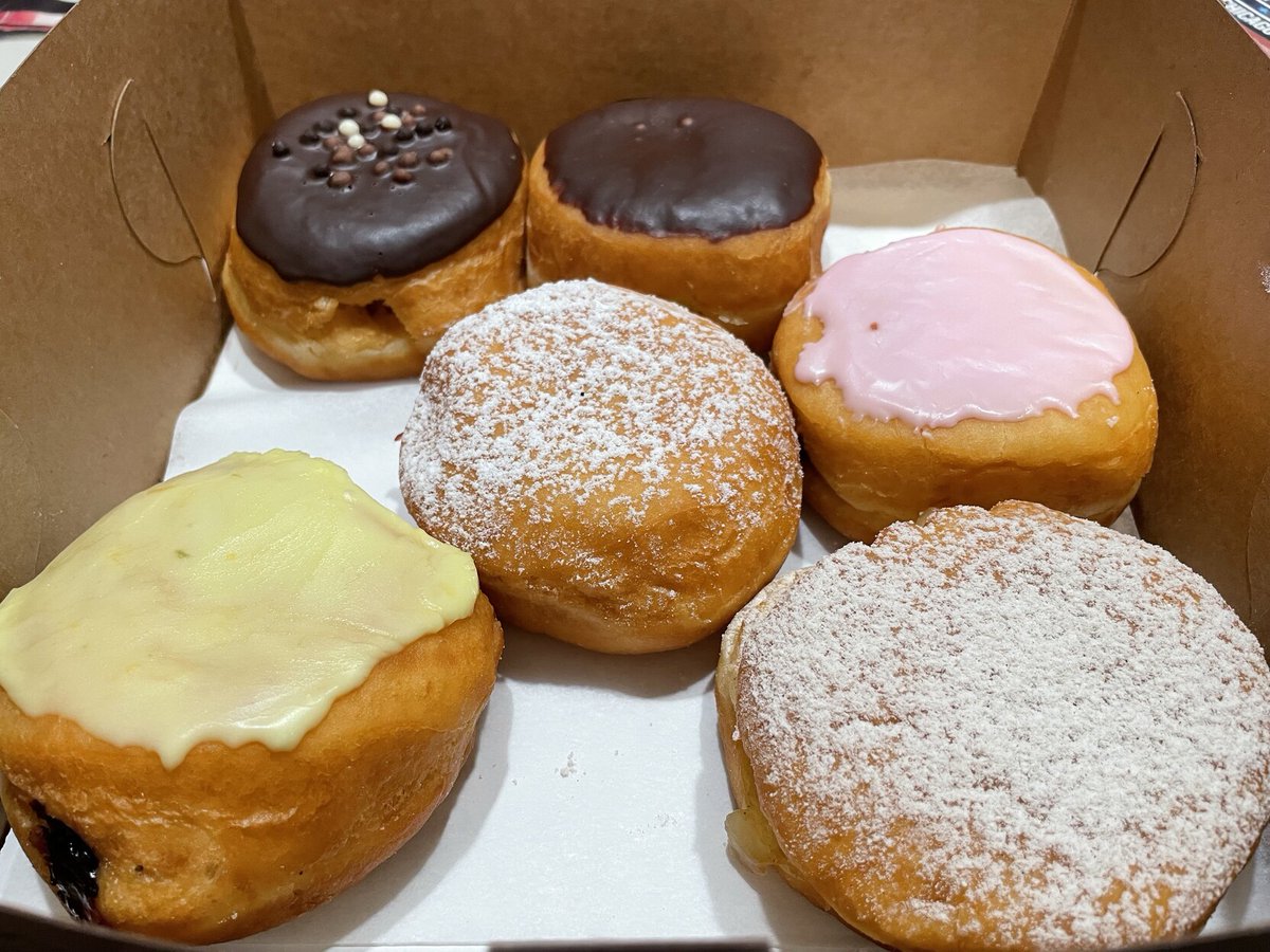dremin's tweet photo. It’s that time of the year again! #paczki https://t.co/MykojqpRml