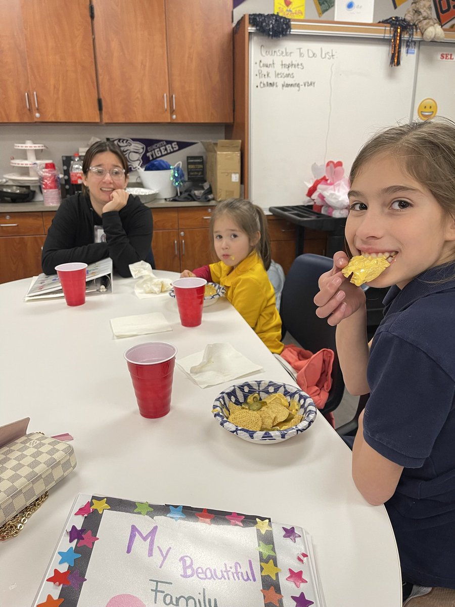 DViescas_JCE's tweet photo. Nacho Day at Latino Literacy. Thank you  Mrs. Reynosa for the snack to jump start our afternoon!!! #LatinoLiteracy #Buffalo#Reading #Carrasco https://t.co/UhjBu4NIu1