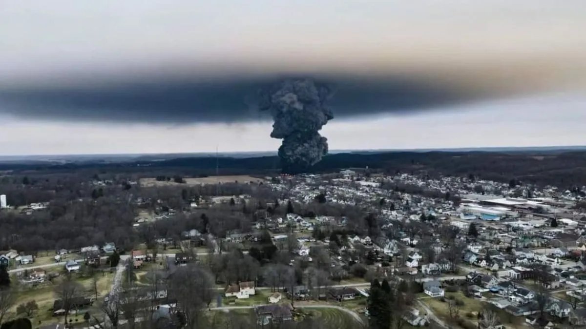 VinceCharron's tweet photo. NOAA has since removed this image for their website. Does #Canada even care about this Ohio chemical disaster - or the usual hush hush complicit thing again? @CanadianPM #canpoli https://t.co/p1R4H4JZB2