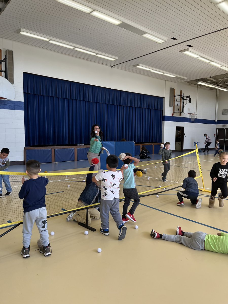 StadleyRough's tweet photo. Snowball Fun!Last day of rotations for our Whole School Reward after mid-year testing: each class had a few minutes of snowball fun! ❄️ ⛄️ #STRlearns
#STRgrows
#STRfun https://t.co/dX3ePRfxjx