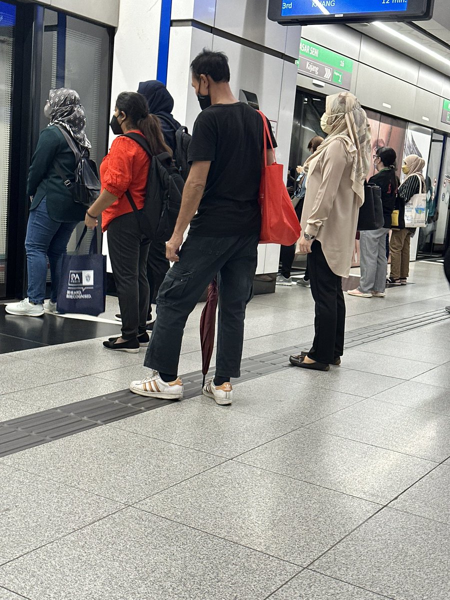 ⚠️ TW: Sexual Harassment ⚠️

Boys and girls of all ages, please please please be careful when you’re out and about on your own, I was sexually harassed by this uncle in black yesterday at MRT Pasar Seni and every time i think about it it makes me sick to my stomach.