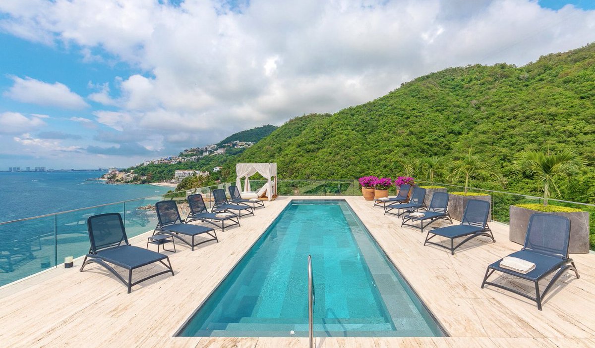 CourtenayGayda's tweet photo. FOR SALE $595USD 1 bed condo featuring an expansive terrace perfect for entertaining. Views everywhere you look. Great amenities including roof top and ocean pool and amazing gym. Located within a 5 Min drive from DT and Romantic Zone. #PuertoVallarta #Vancouver call 604-250-7063 https://t.co/BlPMhJSLp3