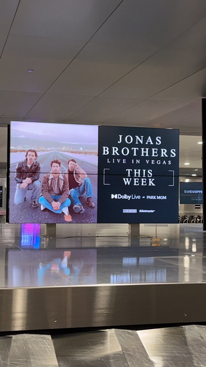 WorldJonasNews's tweet photo. Finally in Vegas!! https://t.co/tTt6xsQfKq