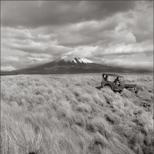 Rolf Blomberg Volcán Cotopaxi.
Fotografía película 120mm, 1950