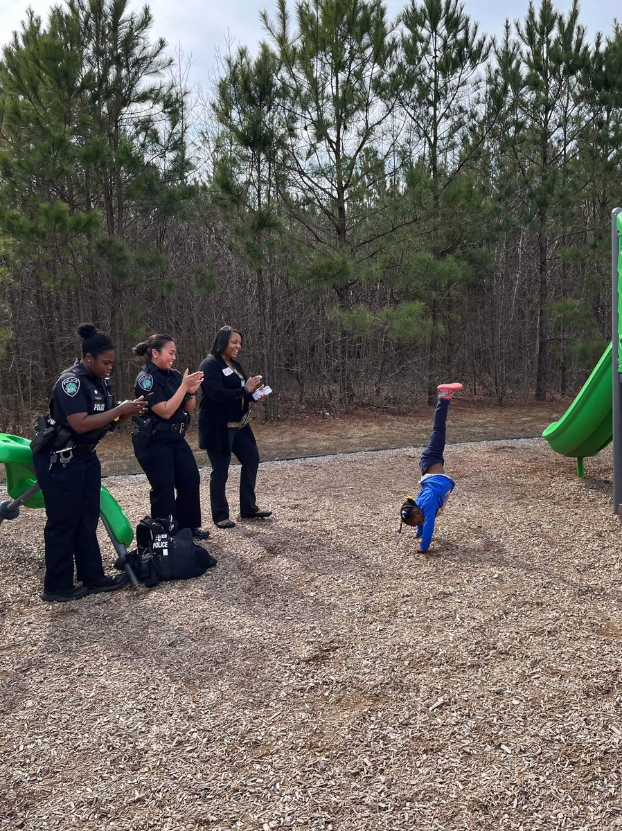 Some of the NNPD brought their gymnastics skills with them this morning to our Mayor’s Book Club. While some were reading to classes, others were having fun outside with our students! 

“Can you do a cartwheel?” - challenge accepted! 

#NNPSProud #prekrocks