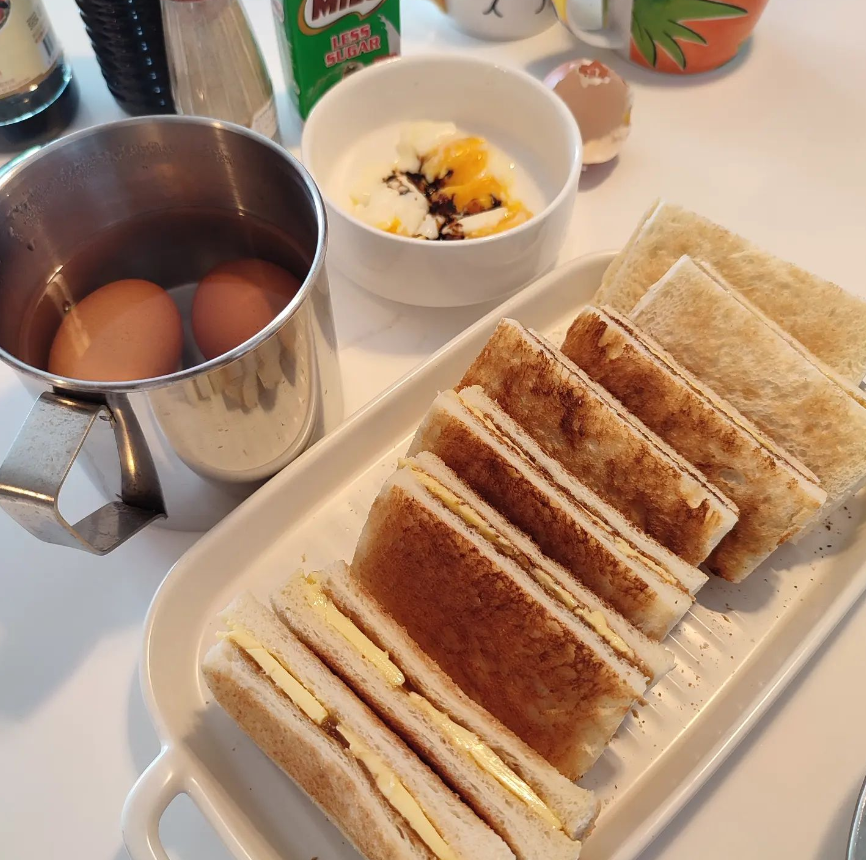 FlixEsento's tweet photo. Simple breakfast. cheese sandwich, eggs https://t.co/8eTYFVt9tH