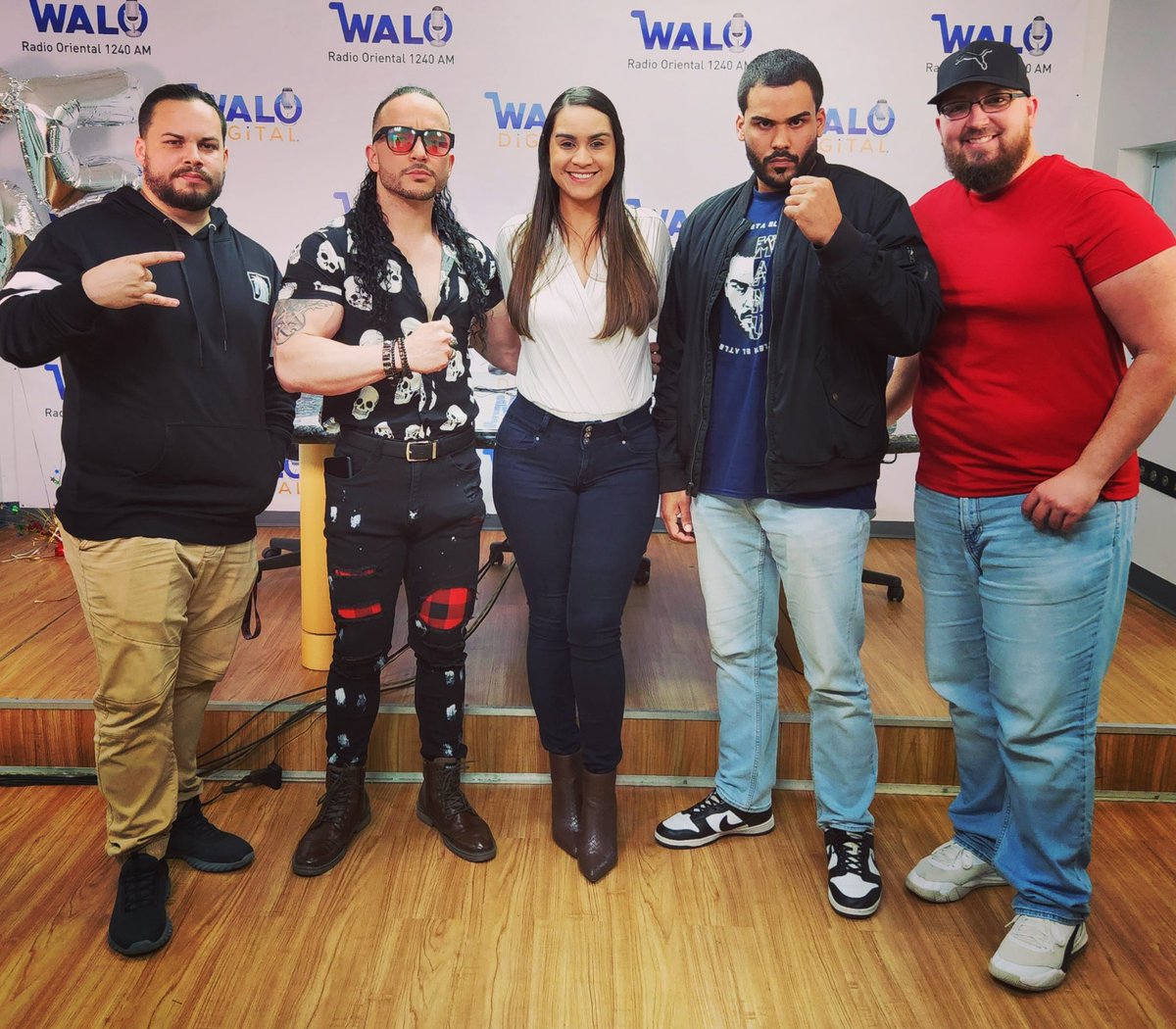 Contralona's tweet photo. Gracias a Mark Davidson y 'El Atleta' MANU, en representación de @EPWDojo, por visitarnos a #ElSpot de @waloradio. Bienvenida @TayJimenezPR (ContralonaTV y El Profe Talk Show) quien se une a nuestro programa 👌🏻
@mannysantiagopr @JoelContralona https://t.co/JK1uVxq0on