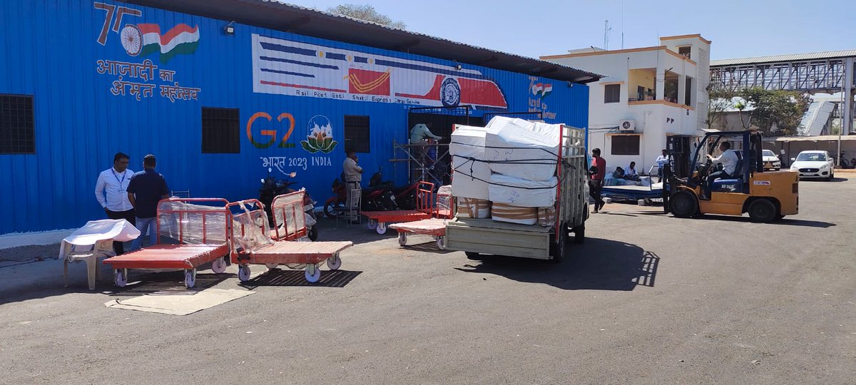SCRailwayIndia's tweet photo. #RailPost #GatiShakti Express #Cargo Service starts from #Kacheguda
👉A joint collaboration btw #IndianRailways and #IndiaPost to provide door-to-door parcel service to the customer.
👉SCR commenced its first Parcel Train Service under Joint Parcel Product concept https://t.co/D2W0xfXrrC