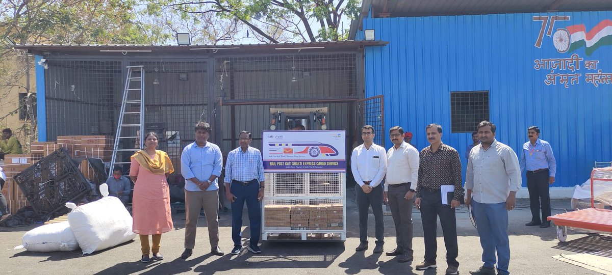 SCRailwayIndia's tweet photo. #RailPost #GatiShakti Express #Cargo Service starts from #Kacheguda
👉A joint collaboration btw #IndianRailways and #IndiaPost to provide door-to-door parcel service to the customer.
👉SCR commenced its first Parcel Train Service under Joint Parcel Product concept https://t.co/D2W0xfXrrC