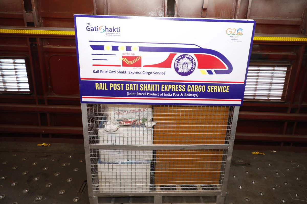 SCRailwayIndia's tweet photo. #RailPost #GatiShakti Express #Cargo Service starts from #Kacheguda
👉A joint collaboration btw #IndianRailways and #IndiaPost to provide door-to-door parcel service to the customer.
👉SCR commenced its first Parcel Train Service under Joint Parcel Product concept https://t.co/D2W0xfXrrC