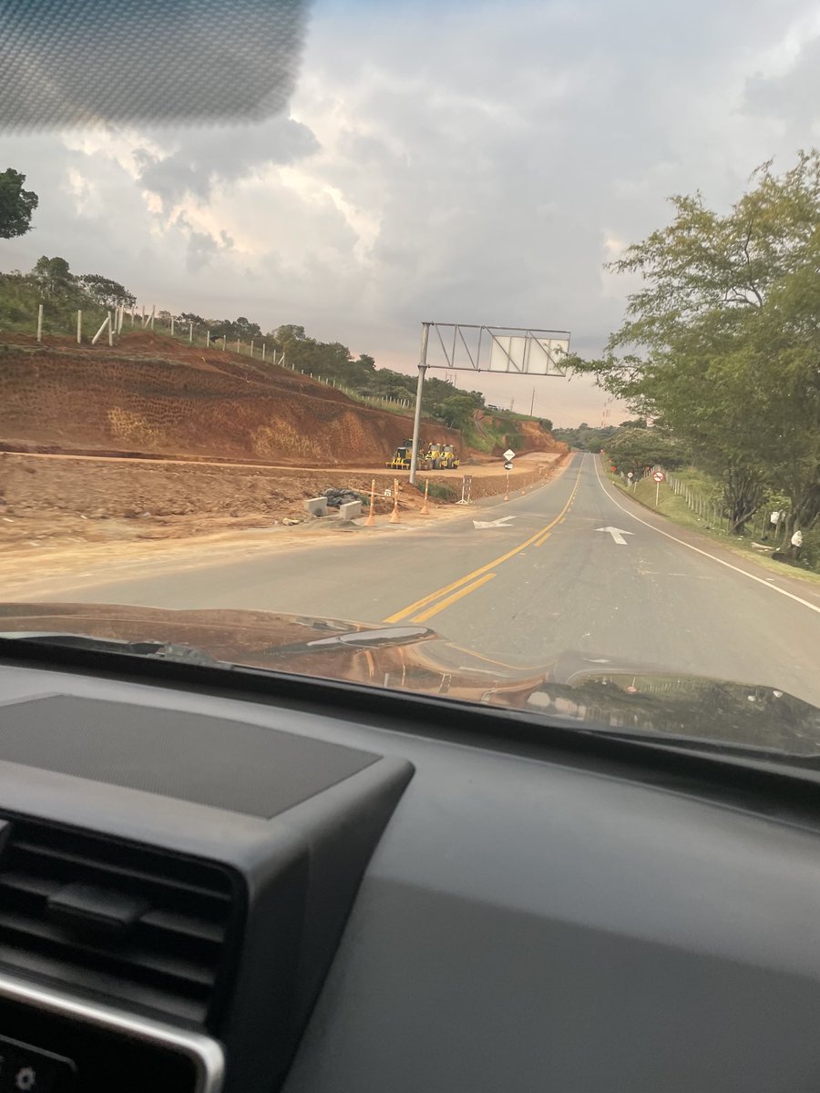 velascoluisf's tweet photo. Vía Santander de Quilichao-Popayán, se evidencia avances de obra que nos entregará doble calzada y dejará a Cali conectado con Popayán-Pasto-Ipiales-Ecuador también en doble calzada impulsando turismo y comercio con Sur América ⁦@infopresidencia⁩ ⁦@MinTransporteCo⁩ https://t.co/hM9aC7DKoH