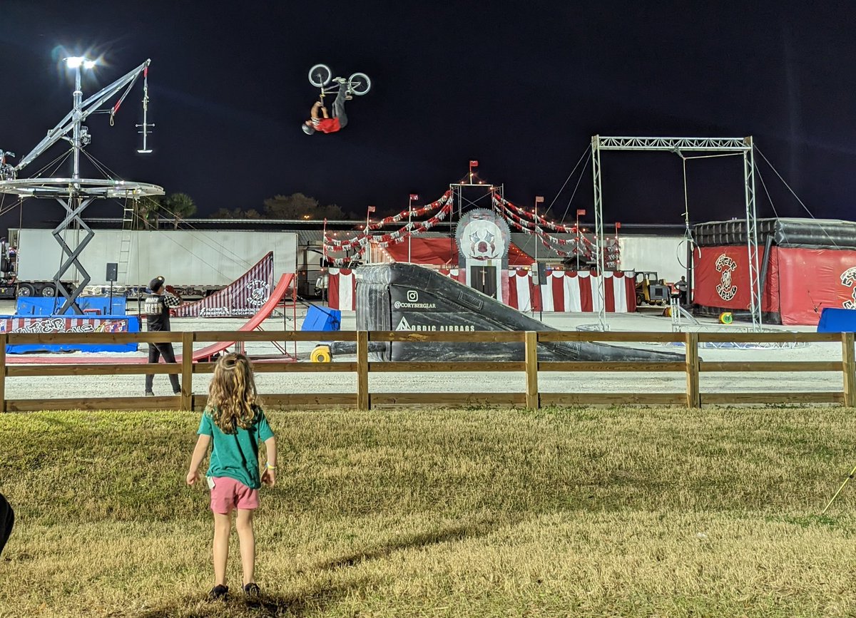 DadBoneDoc's tweet photo. Me: don't get any ideas, they said don't do this at home.
After show, 4yo: Dad, I got some ideas, and we're gonna meet a bigger backyard.
Thanks @cyclecircuslive #FloridaStateFair https://t.co/IWCtu2Gnr4