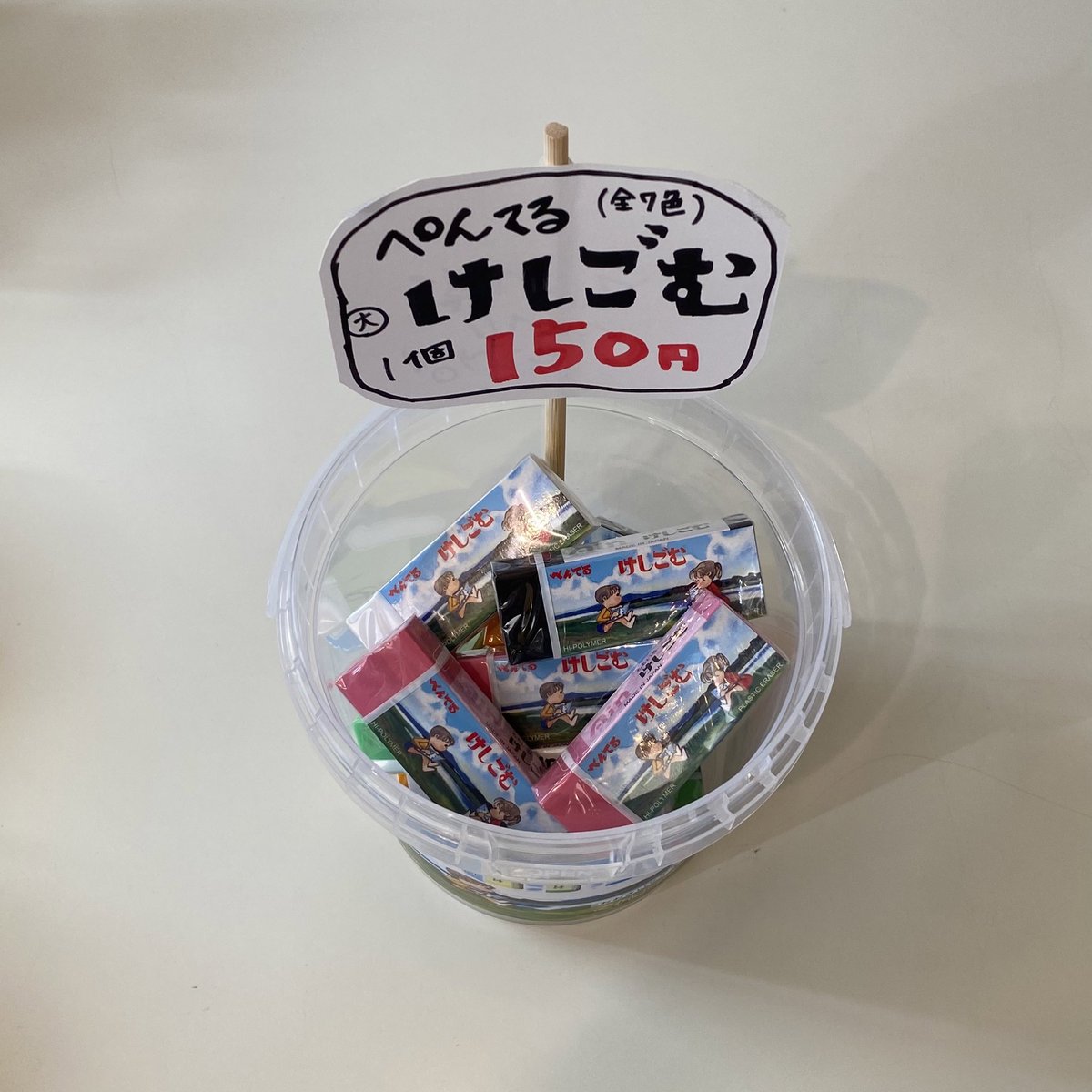 RingLeaf_Ltd's tweet photo. お知らせ🍀
なんとRingleafの商品のくれよんみたいな消しゴムが☕️cafedekakinki☕️さんで購入できます！
バラ売りになっていて好きな色を買うことができるよ😏
ぜひ行ってみてね♪

大きいサイズ : 1個150円
小さいサイズ : 1個100円

色 : 白、黒、だいだい色、もも色、水色、黄緑、レモン色 https://t.co/MaI65McPN7