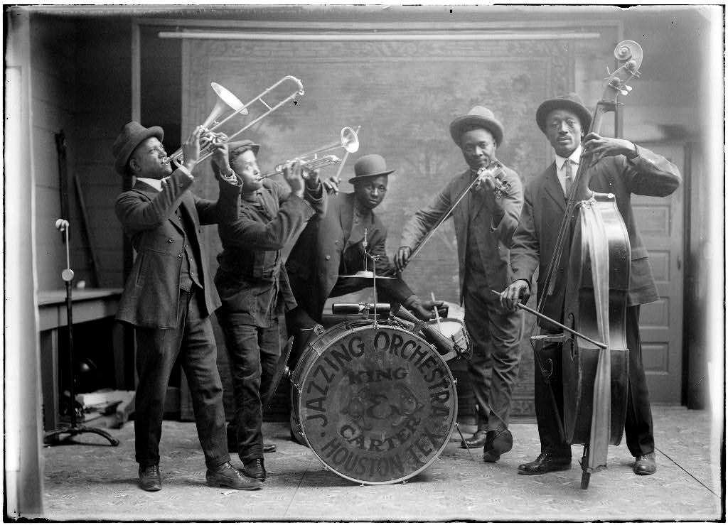 ayulissad's tweet photo. The Jazz Age was important to US history because it recognized jazz in music/dance and demonstrated a rise in other multicultural elements. It had a social effect helping define the younger generation with a era of new trends such as fashion. #histry https://t.co/dnimRqRJht