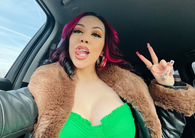Omw to dinner 🍲 🍸 https://t.co/d4eupqc2Jh