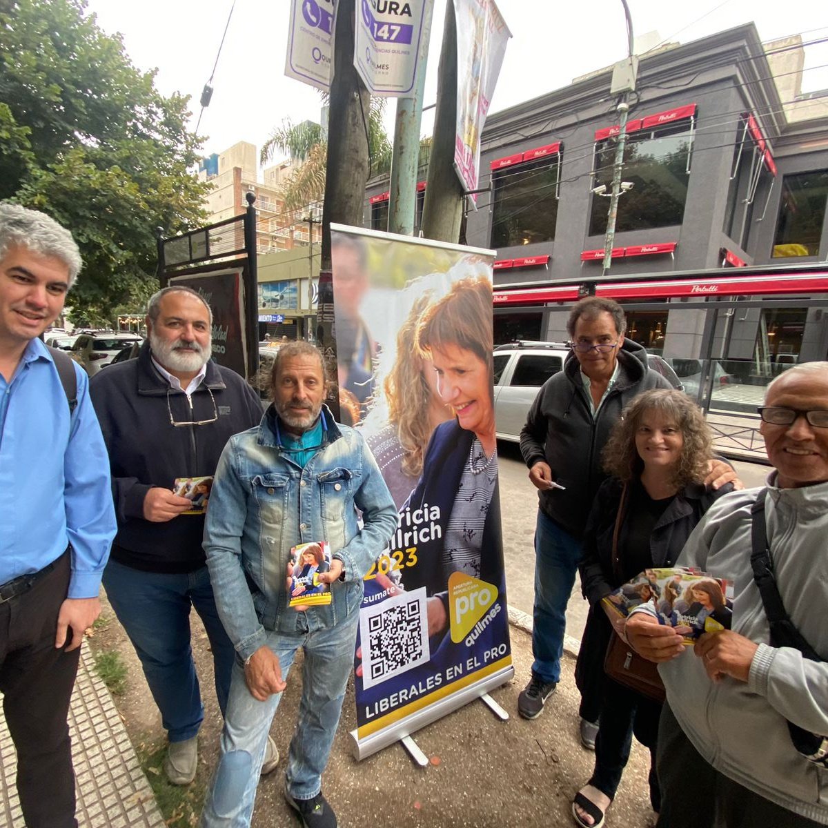 cvargaseguinoa's tweet image. Salimos a la calle para pedirle a los vecinos que nos acompañen en el desafío que viene.
Vamos a darle a #Quilmes una alternativa liberal, republicana y honesta de la mano de @PatoBullrich 
@juancurutchet @marusotolano @proargentina @proarquilmes @ProQuilmes1 @Ap_Republicana