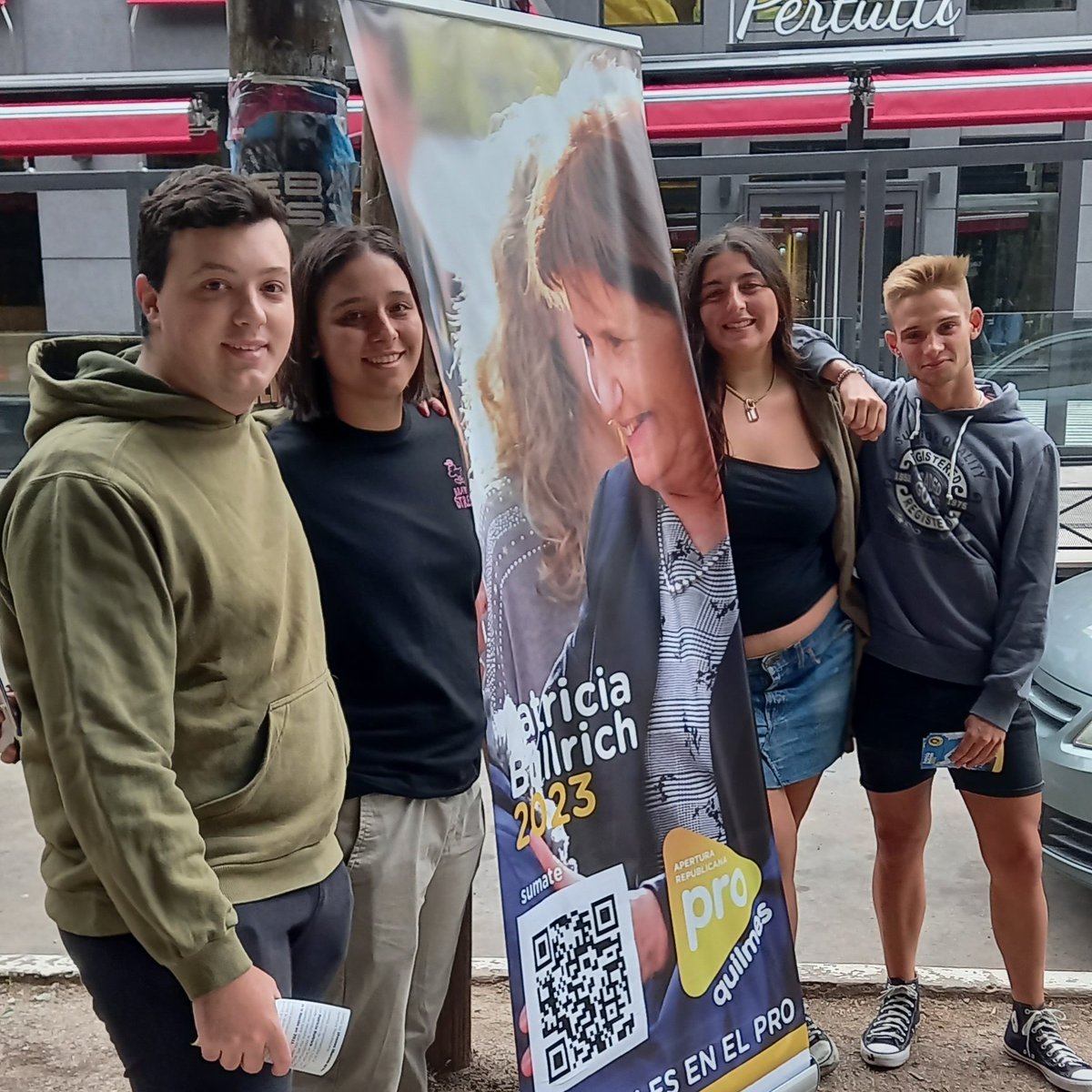 cvargaseguinoa's tweet image. Salimos a la calle para pedirle a los vecinos que nos acompañen en el desafío que viene.
Vamos a darle a #Quilmes una alternativa liberal, republicana y honesta de la mano de @PatoBullrich 
@juancurutchet @marusotolano @proargentina @proarquilmes @ProQuilmes1 @Ap_Republicana