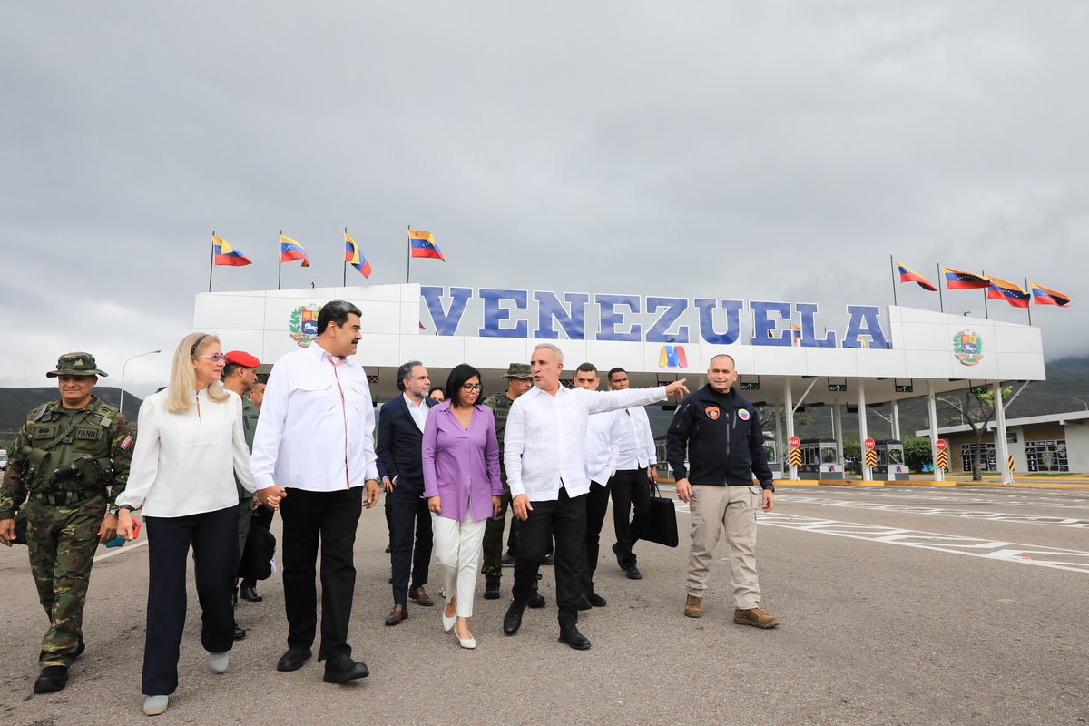 alexanderapc2's tweet photo. 📸 𝗘𝗻𝗰𝘂𝗲𝗻𝘁𝗿𝗼 𝗖𝗼𝗹𝗼𝗺𝗯𝗶𝗮 𝗩𝗲𝗻𝗲𝘇𝘂𝗲𝗹𝗮  🇨🇴🤝🇻🇪

Presidente de la República Bolivariana de Venezuela 
@NicolasMaduro  y presidente de Colombia, @petrogustavo  , firman Acuerdo de Alcance Parcial de Naturaleza Comercial Nº 28. #CarnavalesFelices https://t.co/es6OajPq1Z