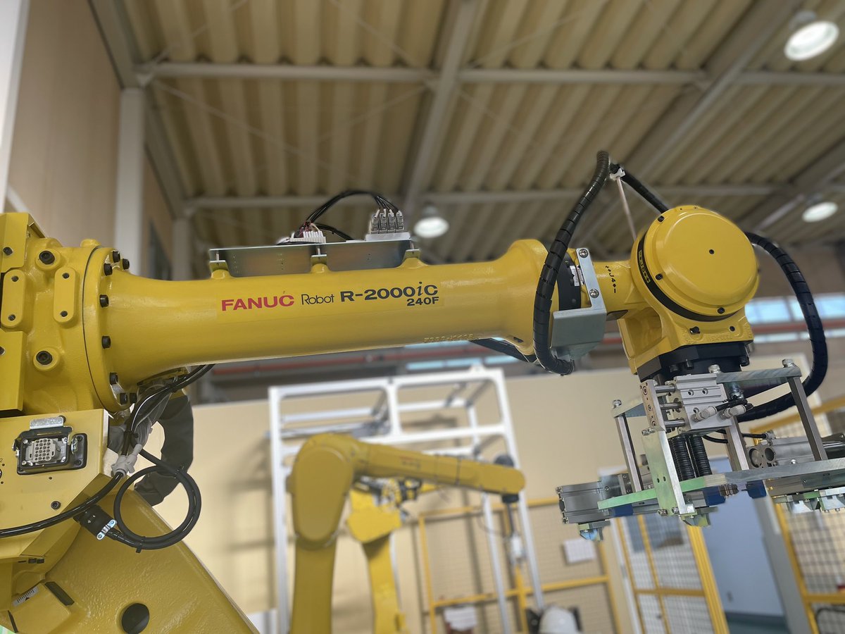 R-2000ic💡
いつみてもでかいですね👀✨

#産業用ロボット #ロボット #FANUC  #ファナック #fanuc #r2000ic #240キロ可搬 #大型 #ロボサポ #ロボティクス支援センター #ヤナギハラメカックス