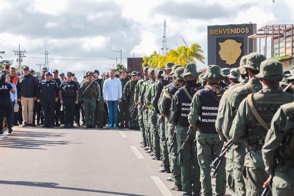 anzoateguigob's tweet photo. #16FEB | El Gobernador @luismarcanos encabezó el lanzamiento del operativo "Carnavales Felices y Seguros 2023" con el despliegue de 5.515 funcionarios de seguridad, desde el Parador Turístico "El Tigre" en el municipio #SimónRodríguez https://t.co/UHKXmi0mEv