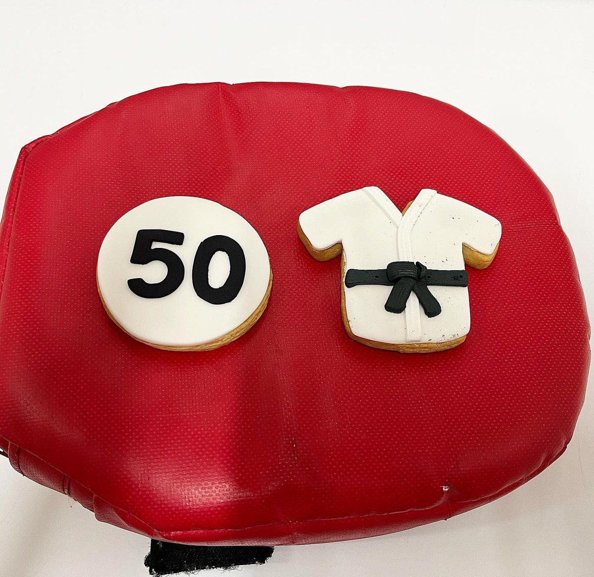 quantummartial's tweet photo. Oh look! Little birthday cookies, served on a focus mitt, no less π . Thanks to everyone π.
I hope everyone finds something good in there day to celebrate.
#50yearsyoung #andgettingbetter #buildabetteryou #martialarts #selfdefence #fitness #blackbelt https://t.co/mQEnHWVDQq