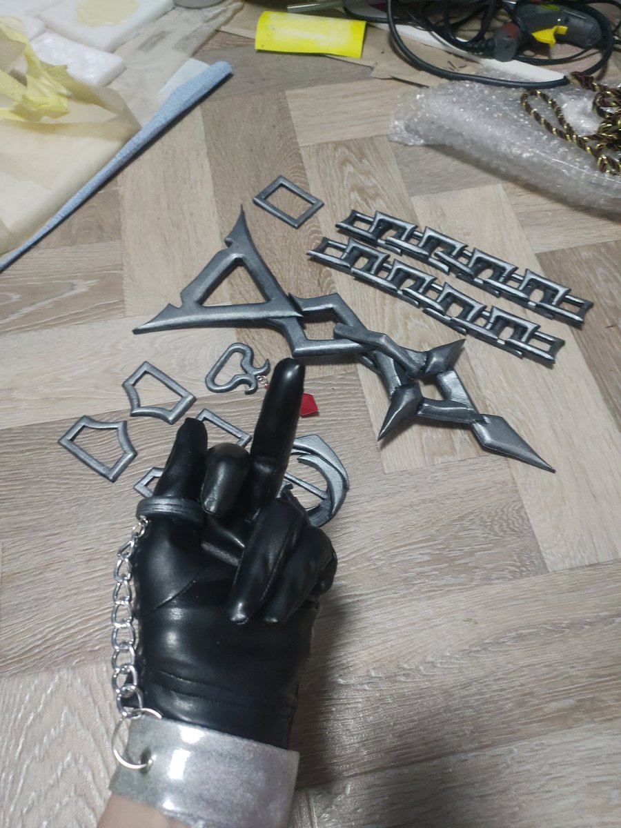 YudeejeeCos's tweet photo. Diluc details are ready. Now I will wait for the photoshoot 😌
#diluc #GenshinImpact #cosplayprocess #genshincosplay https://t.co/02dnf20lVJ