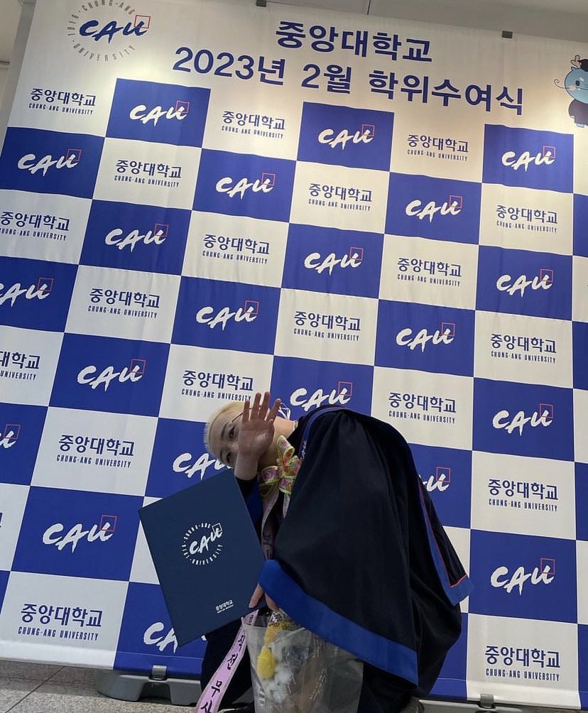 rtpw_Archive's tweet photo. 05학번 보이비 18년만의 졸업 🎉🎉🥳 https://t.co/bJD4QzMFeK