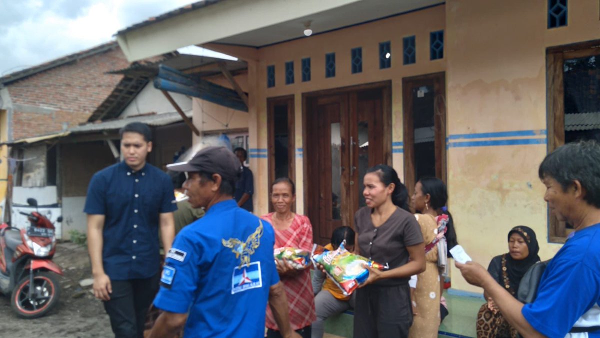 BanyuwangiS14P's tweet photo. Peduli dan Berbagi itulah @PDemokrat dan selalu dan selalu menjadi instruksi Ketum Mas @AgusYudhoyono , anggota FPD DPRD Banyuwangi Mas Ricko mengemplementasikan hal itu, beliau kemarin turun lgsg utk sedikit mengurangi beban warga terdampak banjir rob di kelurahan Sobo https://t.co/8ahhrTGeEp