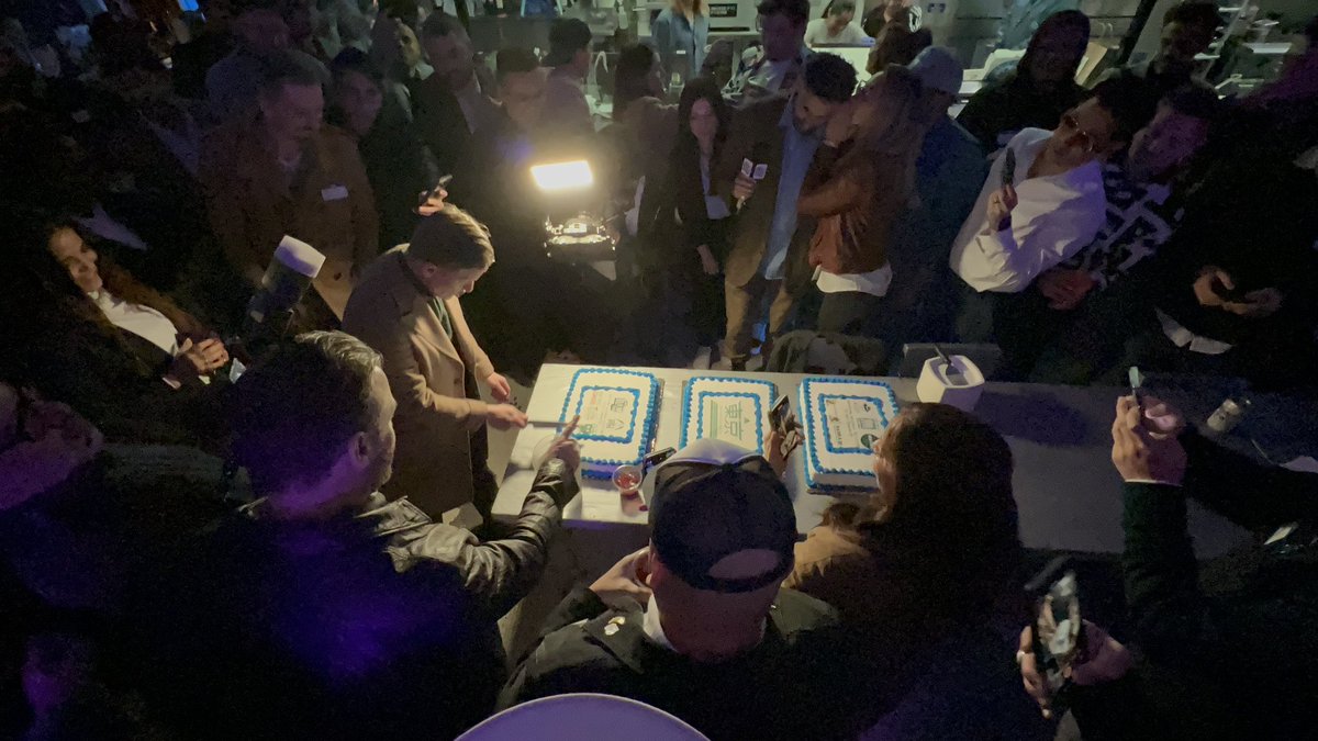 TheeHustleHouse's tweet photo. Hey @beeple thanks for the birthday cake! https://t.co/SVlU07fegd