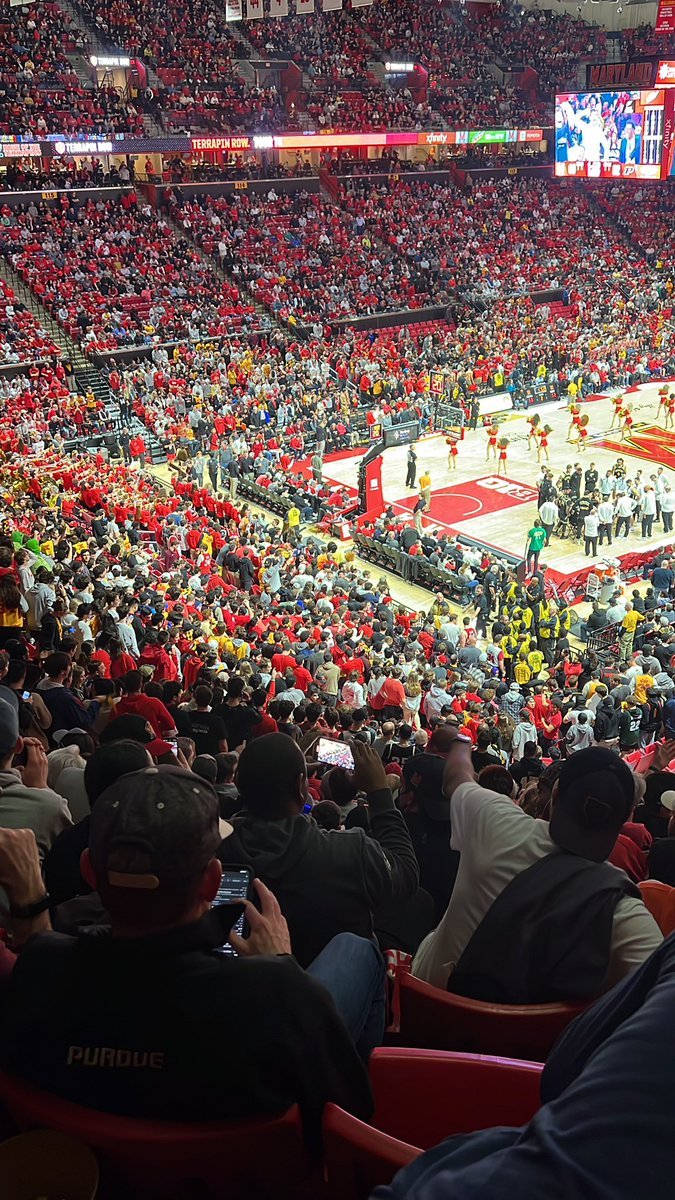 ErinKellyKelly's tweet photo. The ENTIRE student section has crowded toward the bottom of the section ti rush the court. This is not going to be safe for Purdue players. https://t.co/ETgV0r0FtE